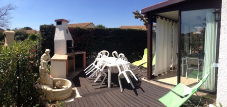 Avec salon de jardin, transats et barbecue